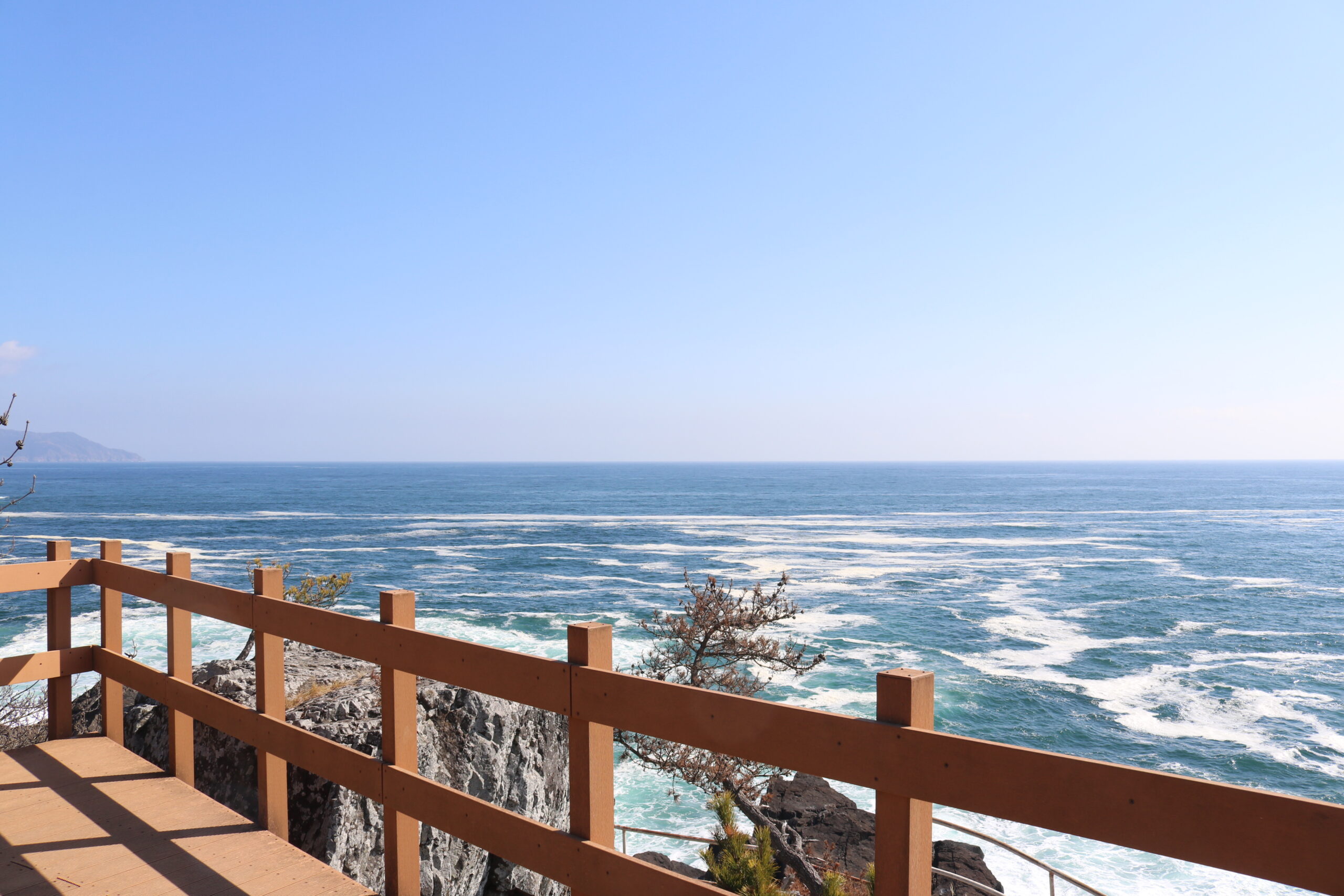 黒崎仙峡展望台から望む青い海とリアス海岸