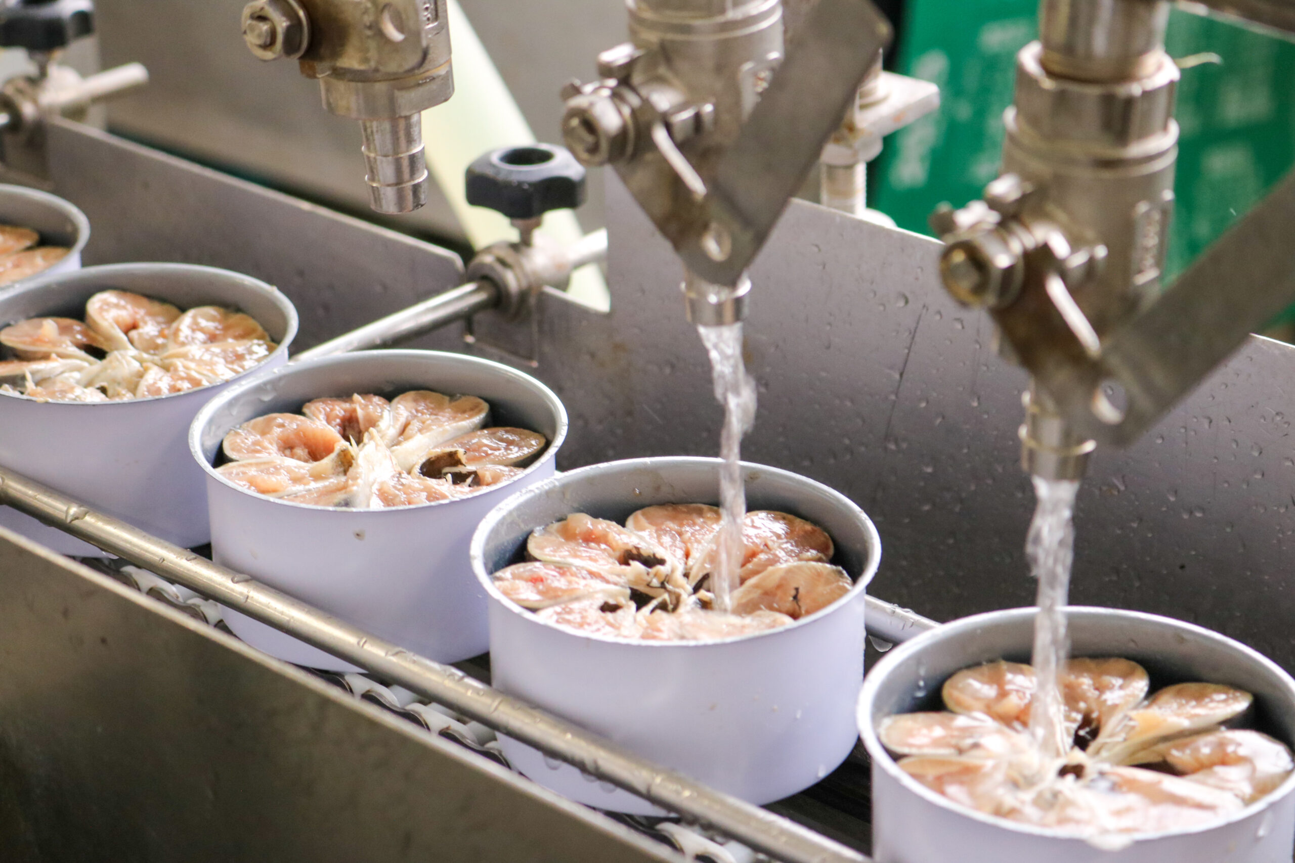 調味液を注ぐ工程の写真