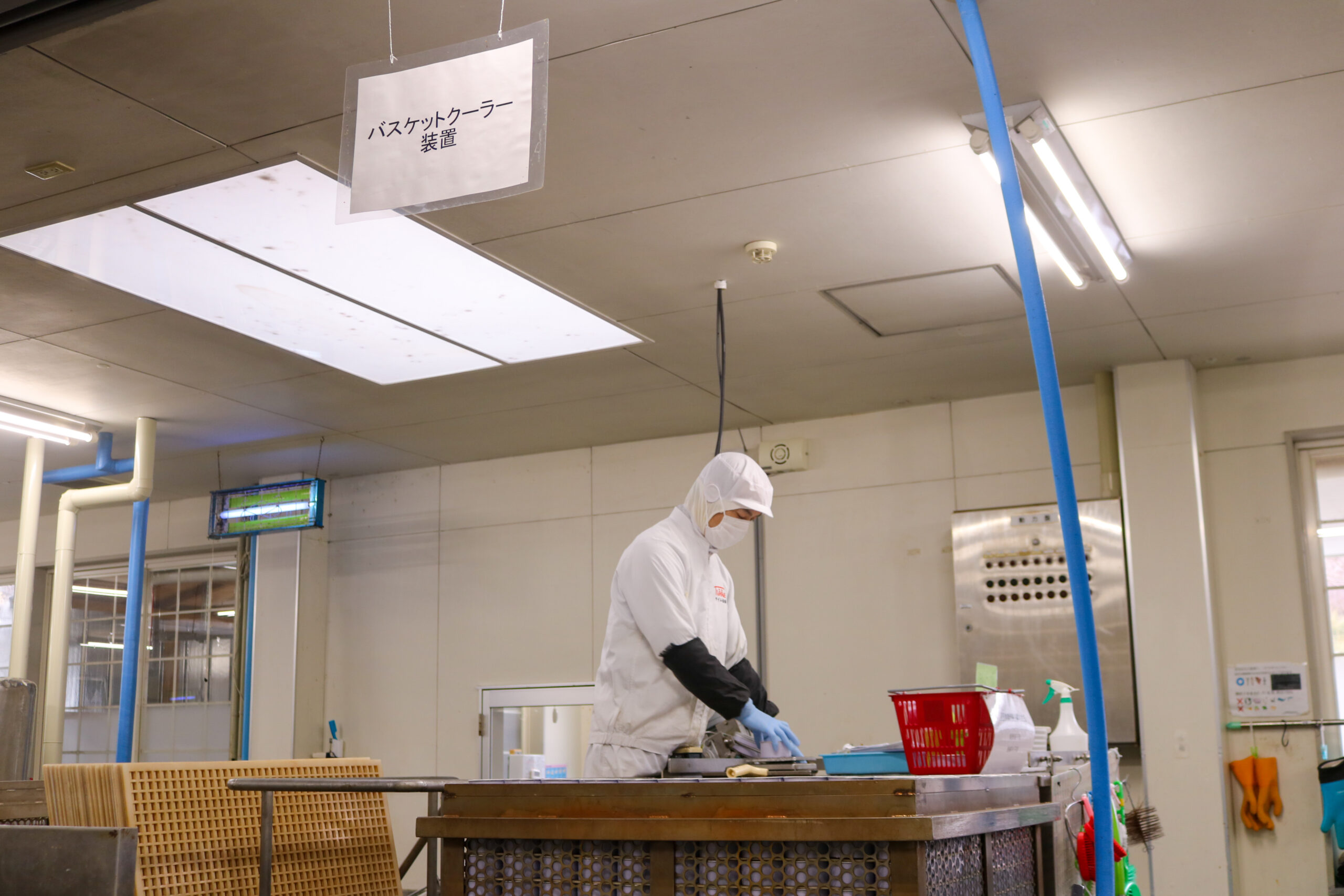 缶の重さを確認する工程の写真