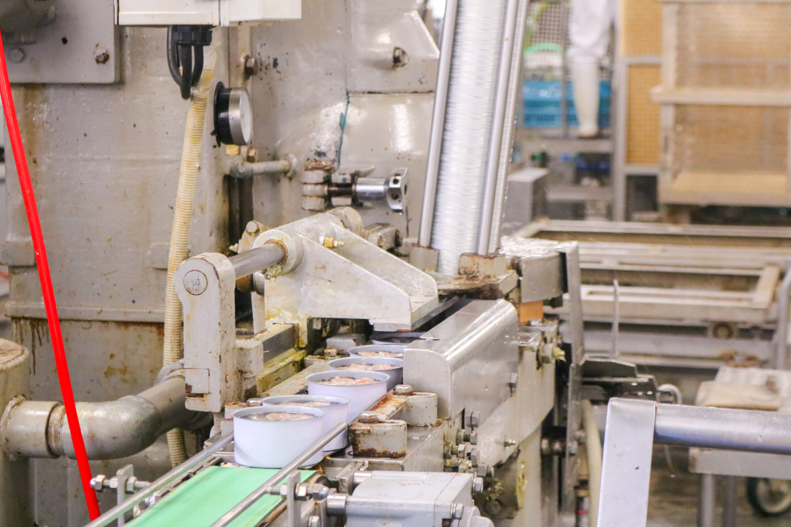 缶の蓋をする工程の写真