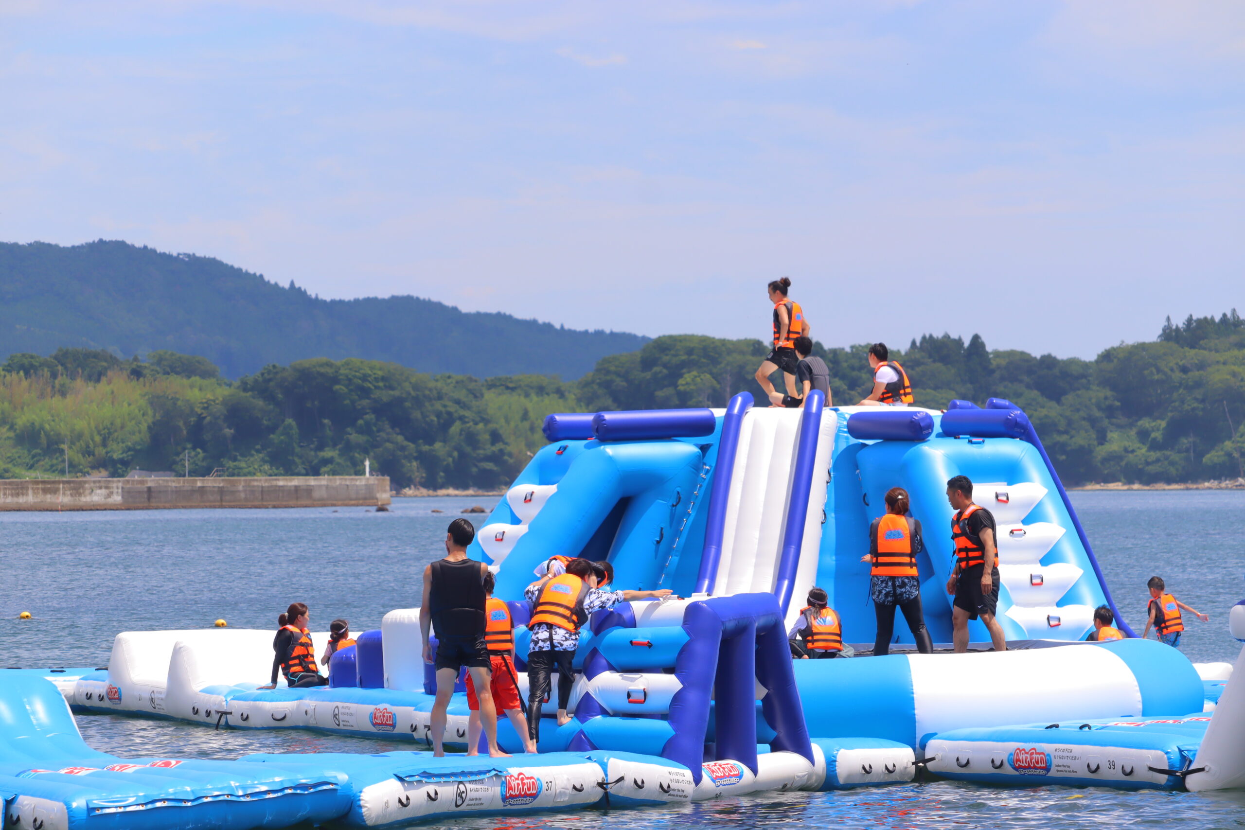 高田松原ウォーターパークの海上アスレチック
