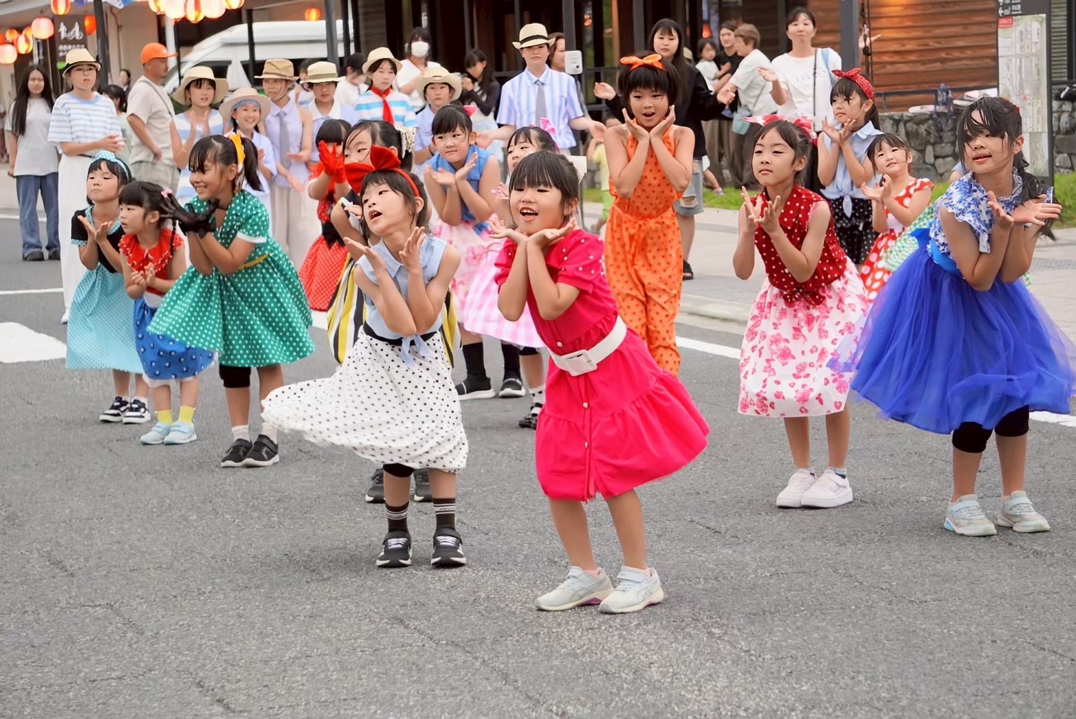 キッズダンサーズのパフォーマンス